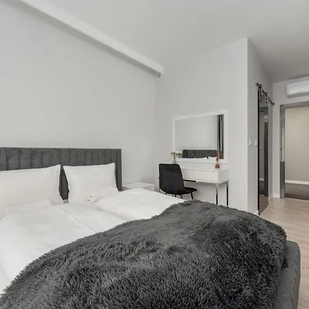 Luksusowy Z 3 Sypialniami, Klimatyzacja, Parkingiem I Biurkiem We Wroclawiu By Renters Prestige * Вроцлав