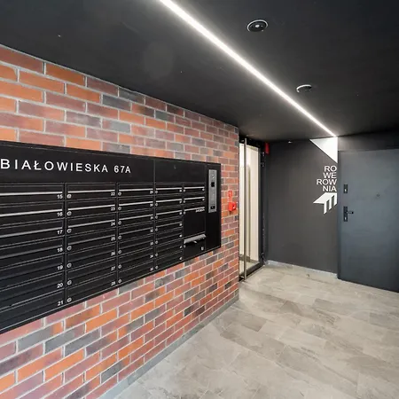 Luksusowy Z 3 Sypialniami, Klimatyzacja, Parkingiem I Biurkiem We Wroclawiu By Renters Prestige