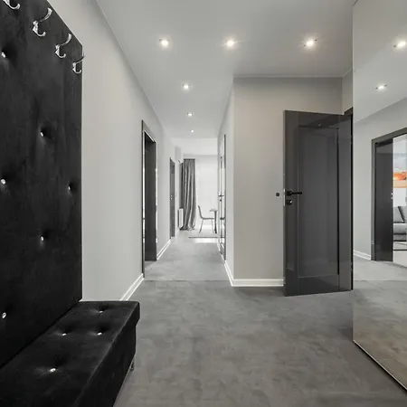 Апартаменты Luksusowy Z 3 Sypialniami, Klimatyzacja, Parkingiem I Biurkiem We Wroclawiu By Renters Prestige *