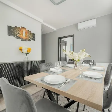 Luksusowy Z 3 Sypialniami, Klimatyzacja, Parkingiem I Biurkiem We Wroclawiu By Renters Prestige *