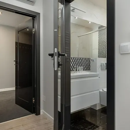 Luksusowy Z 3 Sypialniami, Klimatyzacja, Parkingiem I Biurkiem We Wroclawiu By Renters Prestige * Вроцлав