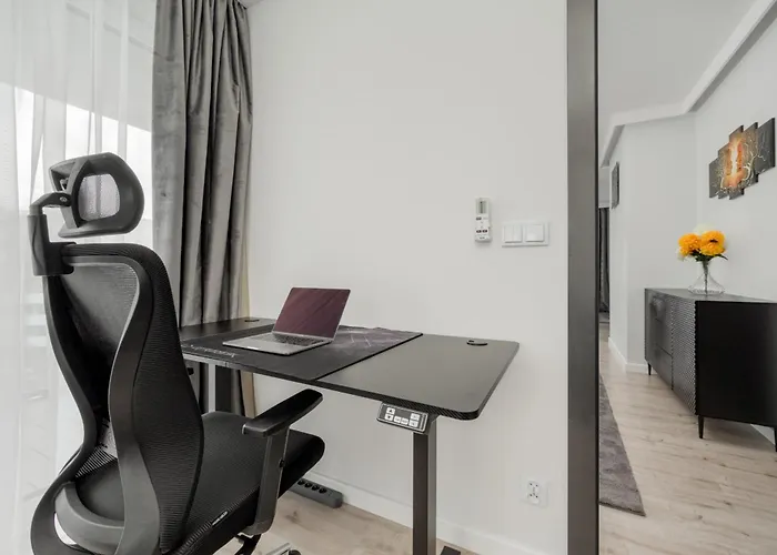 Apartment Luksusowy Z 3 Sypialniami, Klimatyzacja, Parkingiem I Biurkiem We Wroclawiu By Renters Prestige