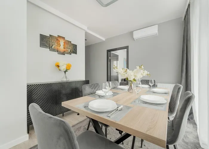 Luksusowy Z 3 Sypialniami, Klimatyzacja, Parkingiem I Biurkiem We Wroclawiu By Renters Prestige *