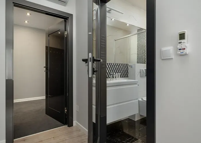 Luksusowy Z 3 Sypialniami, Klimatyzacja, Parkingiem I Biurkiem We Wroclawiu By Renters Prestige * Wroclaw