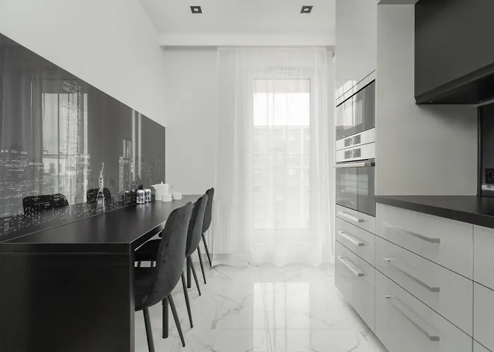 Luksusowy Z 3 Sypialniami, Klimatyzacja, Parkingiem I Biurkiem We Wroclawiu By Renters Prestige