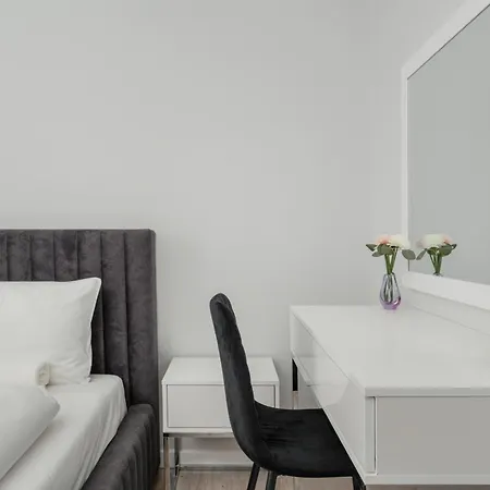 Appartamento Luksusowy Z 3 Sypialniami, Klimatyzacja, Parkingiem I Biurkiem We Wroclawiu By Renters Prestige Breslavia