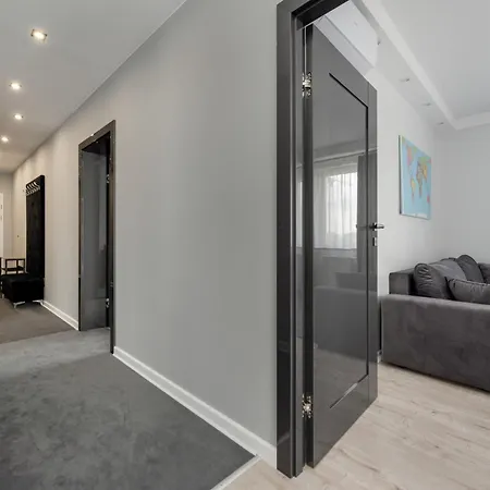 Luksusowy Z 3 Sypialniami, Klimatyzacja, Parkingiem I Biurkiem We Wroclawiu By Renters Prestige Wroclaw