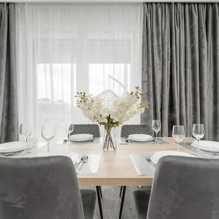 Apartment Luksusowy Z 3 Sypialniami, Klimatyzacja, Parkingiem I Biurkiem We Wroclawiu By Renters Prestige