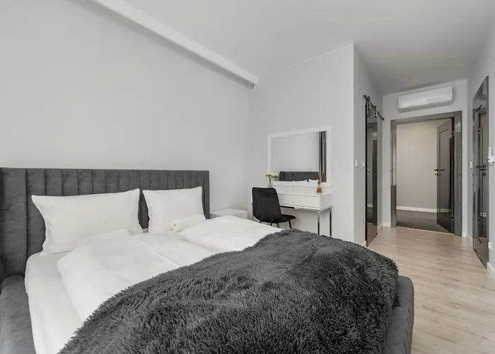 Luksusowy Z 3 Sypialniami, Klimatyzacją, Parkingiem I Biurkiem We Wrocławiu By Renters Prestige * Wrocław